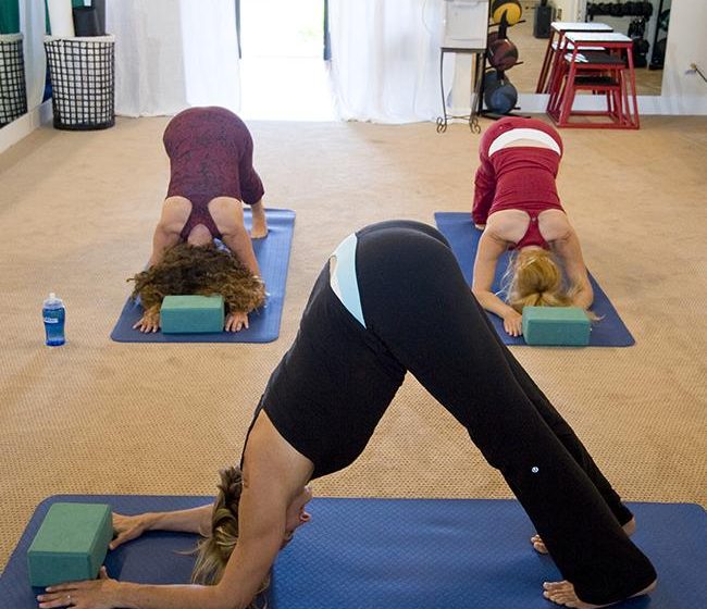 Alterna tu entrenamiento muscular con un poco de yoga.