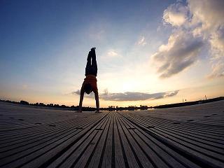 Beneficios de Adho Mukha Vrksasana – Hacer el pino
