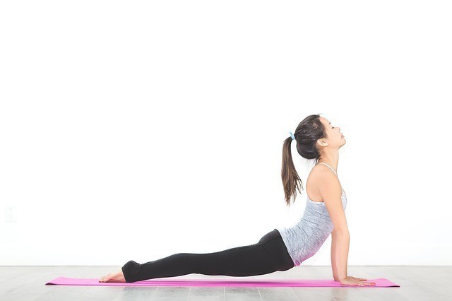 yoga posicion cobra bhujangasana