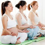 El yoga prenatal enseña ejercicios de respiración y relajación para mujeres embarazadas